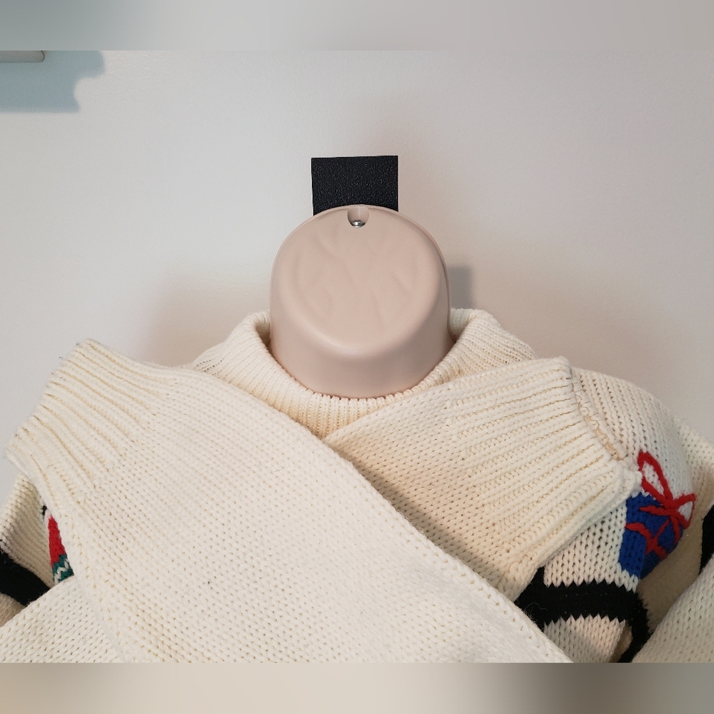Vintage Christmas Sweater - Picture 7 of 9